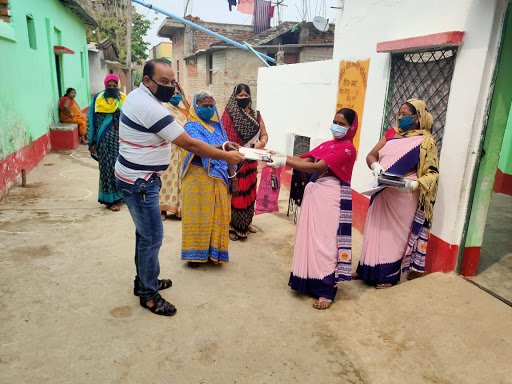 Amitajyoti | आंगनबाड़ी सेविका द्वारा घर घर जाकर दूध का किया जा रहा...